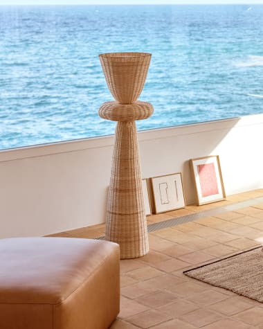 Neuda rattan floor lamp with light finish